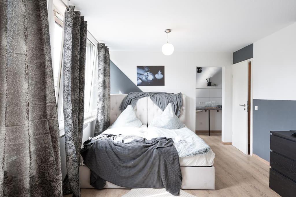 - Cozy Apartment In The Heart Of Duisburg With New York Design & Betten & Sofa - 5 Mins Central Station Hbf - Big Tv & Wifi -- Exterior photo