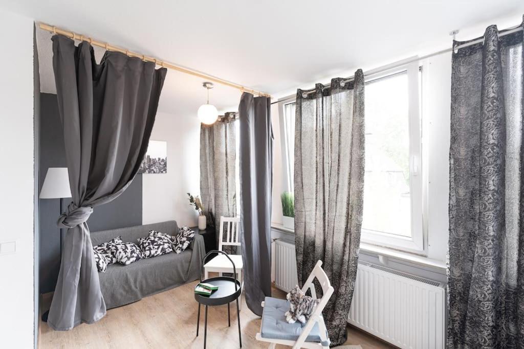 - Cozy Apartment In The Heart Of Duisburg With New York Design & Betten & Sofa - 5 Mins Central Station Hbf - Big Tv & Wifi -- Exterior photo