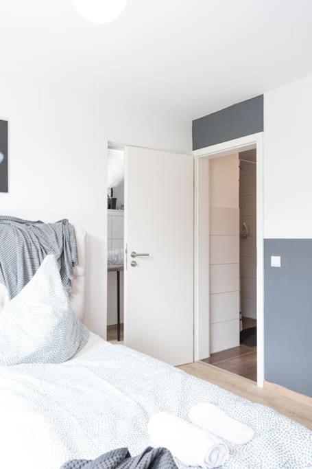 - Cozy Apartment In The Heart Of Duisburg With New York Design & Betten & Sofa - 5 Mins Central Station Hbf - Big Tv & Wifi -- Exterior photo
