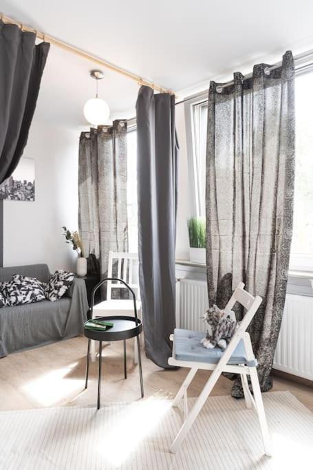 - Cozy Apartment In The Heart Of Duisburg With New York Design & Betten & Sofa - 5 Mins Central Station Hbf - Big Tv & Wifi -- Exterior photo