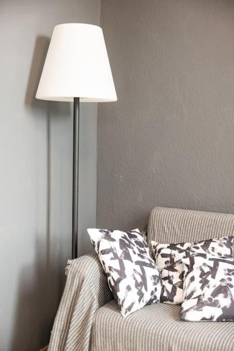 - Cozy Apartment In The Heart Of Duisburg With New York Design & Betten & Sofa - 5 Mins Central Station Hbf - Big Tv & Wifi -- Exterior photo