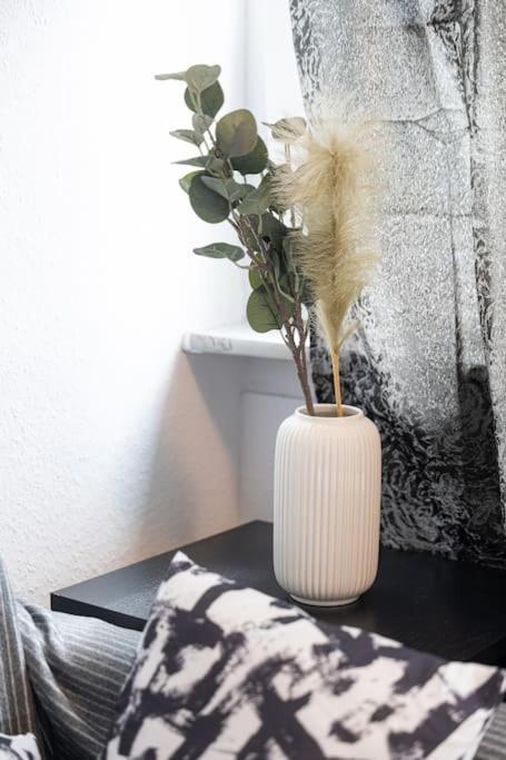 - Cozy Apartment In The Heart Of Duisburg With New York Design & Betten & Sofa - 5 Mins Central Station Hbf - Big Tv & Wifi -- Exterior photo