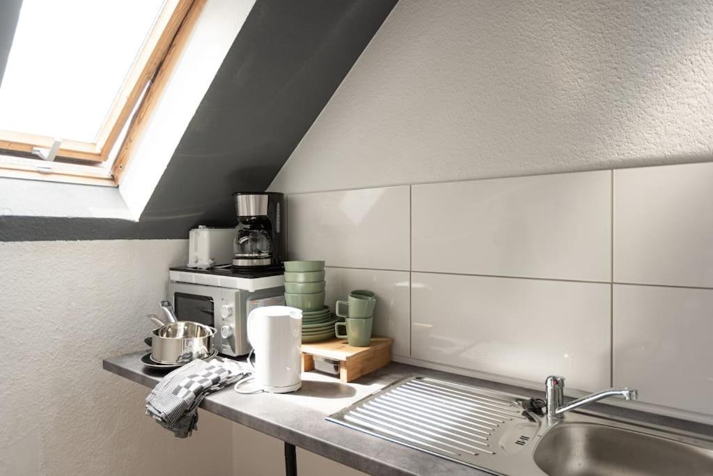 - Cozy Apartment In The Heart Of Duisburg With New York Design & Betten & Sofa - 5 Mins Central Station Hbf - Big Tv & Wifi -- Exterior photo